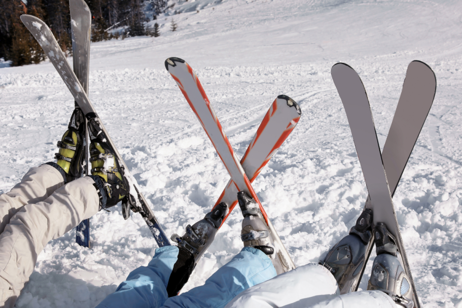Skifahrer mit Skiern in der Schneelandschaft, Beine abwechselnd.
